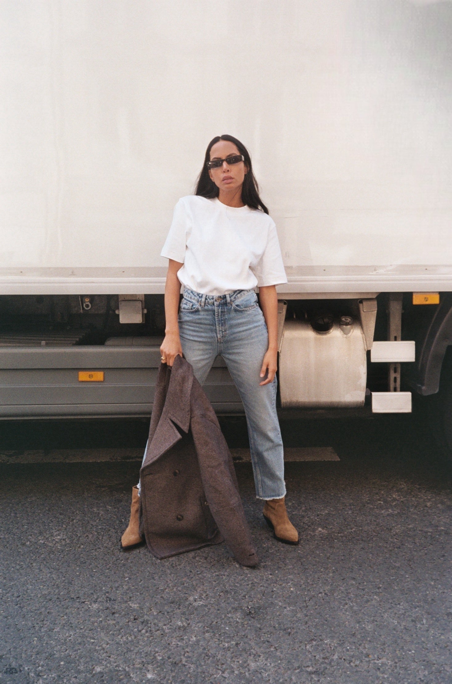 Modelshot / White / Detail